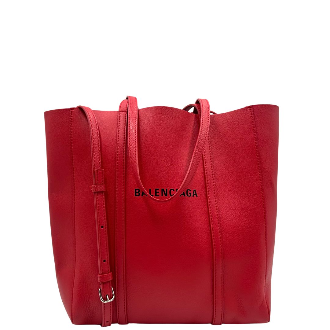 front Borsa Balenciaga in pelle color rosso fragola con parti metalliche argentate; munita di doppi manici e una tracolla amovibile e regolabile 