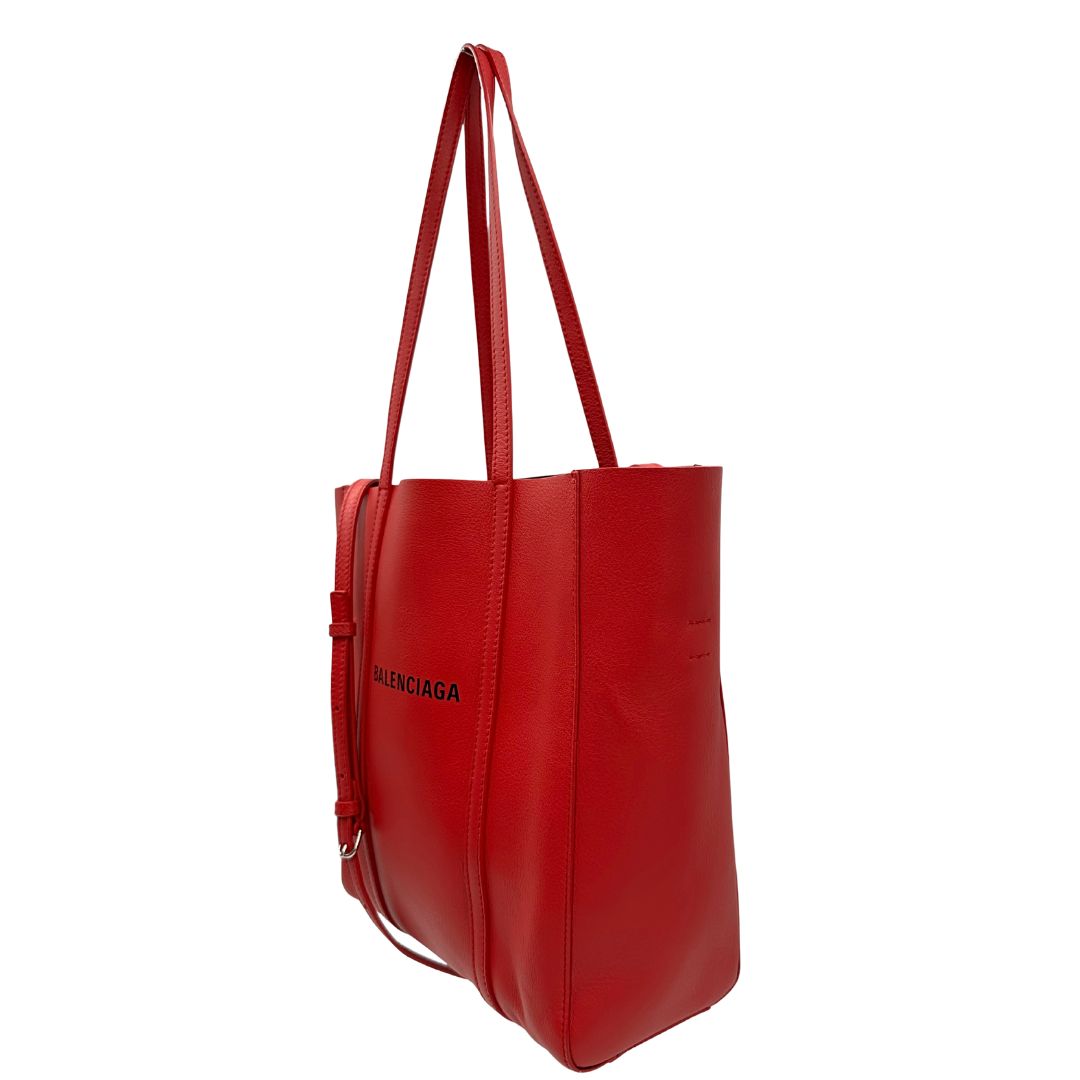 lato Borsa Balenciaga in pelle color rosso fragola con parti metalliche argentate; munita di doppi manici e una tracolla amovibile e regolabile 