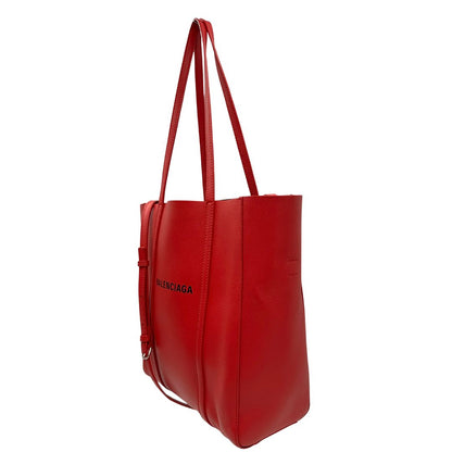 lato Borsa Balenciaga in pelle color rosso fragola con parti metalliche argentate; munita di doppi manici e una tracolla amovibile e regolabile 