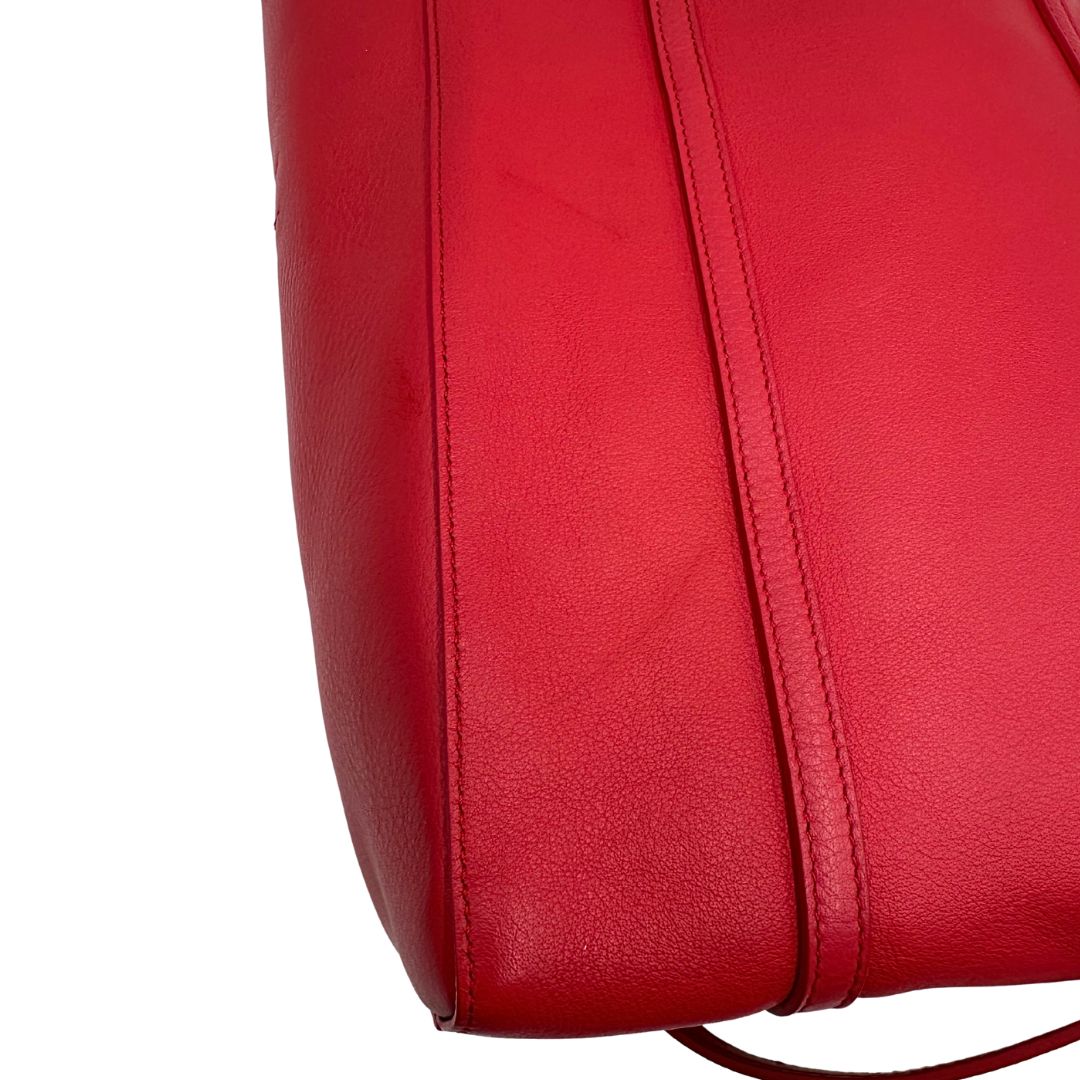 angolo Borsa Balenciaga in pelle color rosso fragola con parti metalliche argentate; munita di doppi manici e una tracolla amovibile e regolabile 