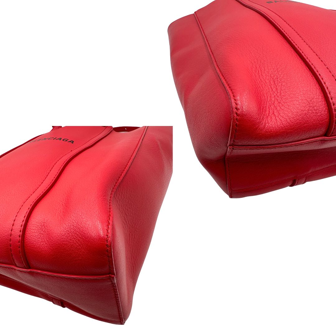 angoli Borsa Balenciaga in pelle color rosso fragola con parti metalliche argentate; munita di doppi manici e una tracolla amovibile e regolabile 