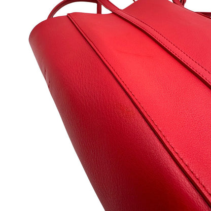 angolo Borsa Balenciaga in pelle color rosso fragola con parti metalliche argentate; munita di doppi manici e una tracolla amovibile e regolabile 