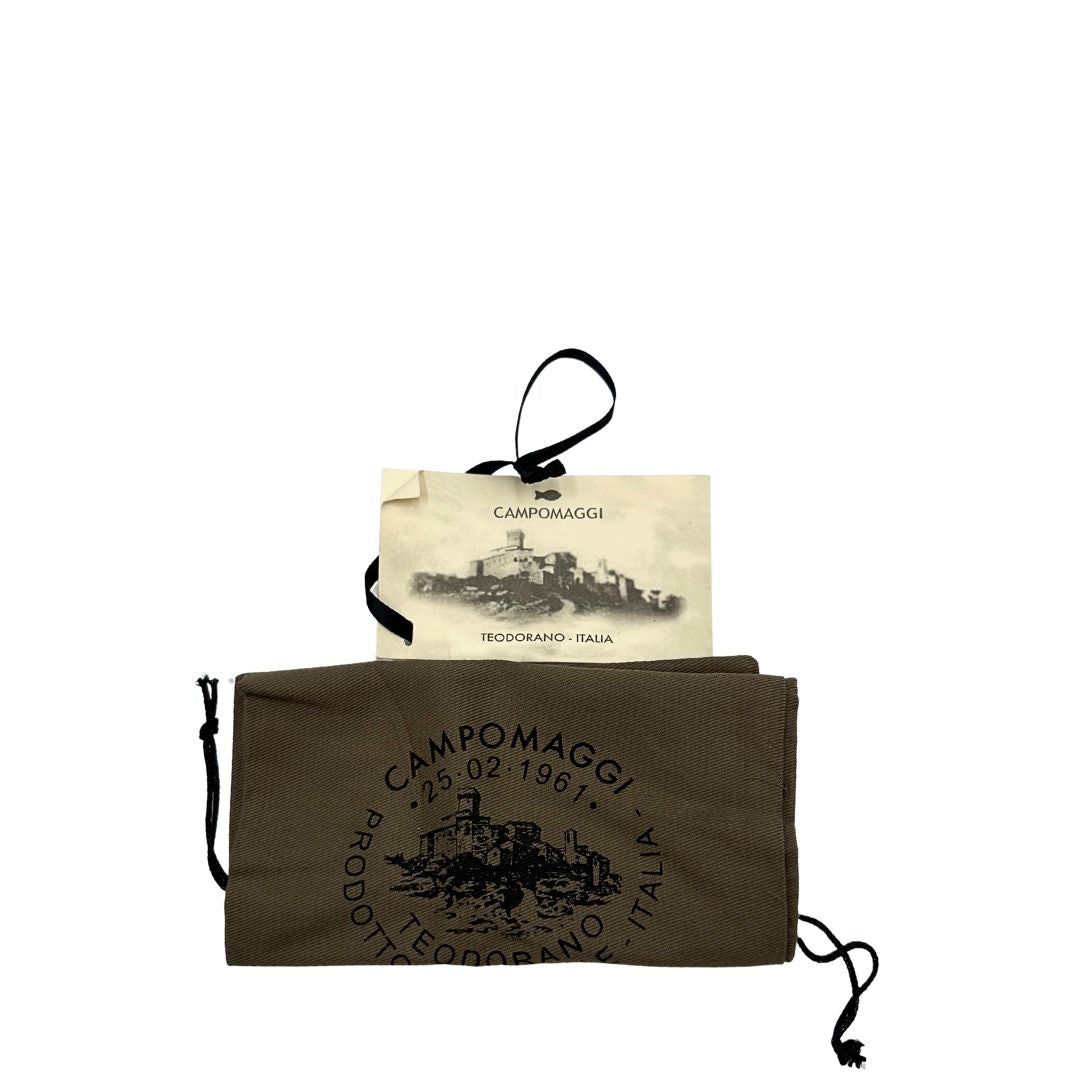 Borsa Campomaggi in cuoio impreziosita da borchie in metallo dorato e munita di una tracolla regolabile, e amovibile. Completa di dustbag e cartellino. Originale, usato, in condizioni eccellenti. 