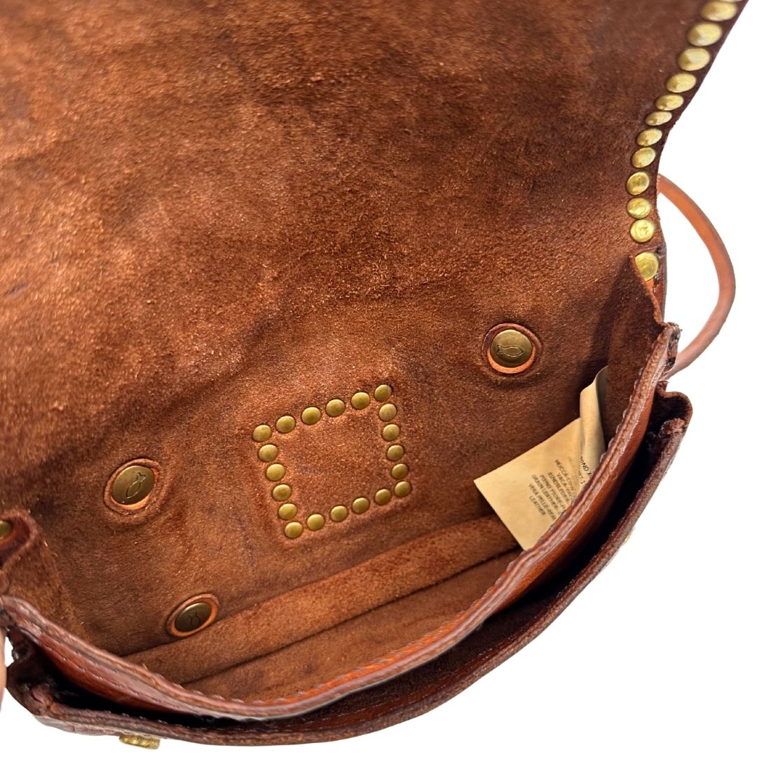 Borsa Campomaggi in cuoio impreziosita da borchie in metallo dorato e munita di una tracolla regolabile, e amovibile. Completa di dustbag e cartellino. Originale, usato, in condizioni eccellenti. 