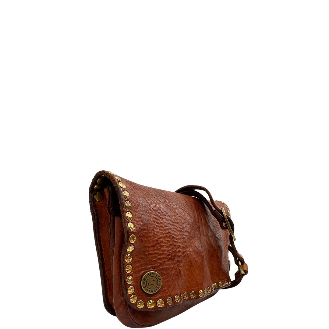 Borsa Campomaggi in cuoio impreziosita da borchie in metallo dorato e munita di una tracolla regolabile, e amovibile. Completa di dustbag e cartellino. Originale, usato, in condizioni eccellenti. 