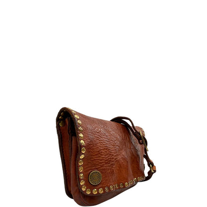 Borsa Campomaggi in cuoio impreziosita da borchie in metallo dorato e munita di una tracolla regolabile, e amovibile. Completa di dustbag e cartellino. Originale, usato, in condizioni eccellenti. 