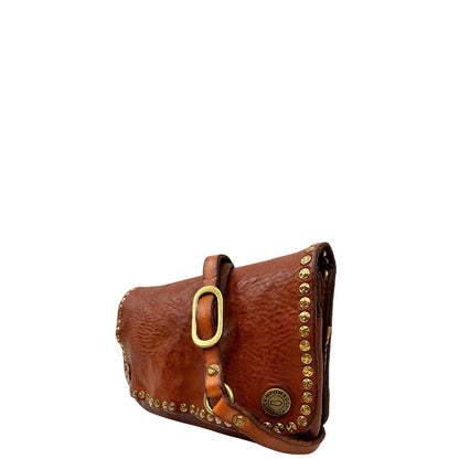 Borsa Campomaggi in cuoio impreziosita da borchie in metallo dorato e munita di una tracolla regolabile, e amovibile. Completa di dustbag e cartellino. Originale, usato, in condizioni eccellenti. 