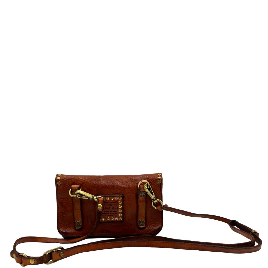 Borsa Campomaggi in cuoio impreziosita da borchie in metallo dorato e munita di una tracolla regolabile, e amovibile. Completa di dustbag e cartellino. Originale, usato, in condizioni eccellenti. 