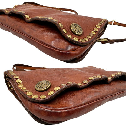 Borsa Campomaggi in cuoio impreziosita da borchie in metallo dorato e munita di una tracolla regolabile, e amovibile. Completa di dustbag e cartellino. Originale, usato, in condizioni eccellenti. 