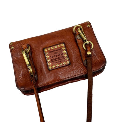 Borsa Campomaggi in cuoio impreziosita da borchie in metallo dorato e munita di una tracolla regolabile, e amovibile. Completa di dustbag e cartellino. Originale, usato, in condizioni eccellenti. 