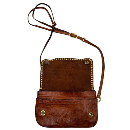 Borsa Campomaggi in cuoio impreziosita da borchie in metallo dorato e munita di una tracolla regolabile, e amovibile. Completa di dustbag e cartellino. Originale, usato, in condizioni eccellenti. 