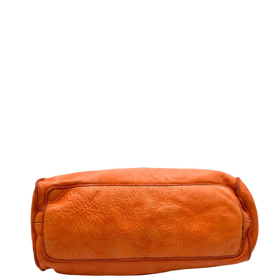 Base di una satchel Campomaggi in pelle arancione; munita di doppi manici e tracolla amovibile e regolabile. Parti metalliche dorate. Completa di dustbag e crema idratante per pelli.