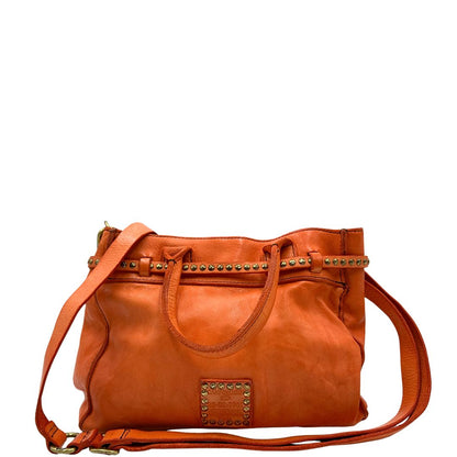 Retro di una satchel Campomaggi in pelle arancione; munita di doppi manici e tracolla amovibile e regolabile. Parti metalliche dorate. Completa di dustbag e crema idratante per pelli.