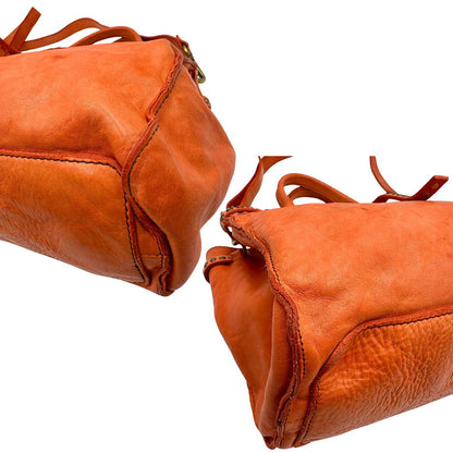 Angoli di una satchel Campomaggi in pelle arancione; munita di doppi manici e tracolla amovibile e regolabile. Parti metalliche dorate. Completa di dustbag e crema idratante per pelli.