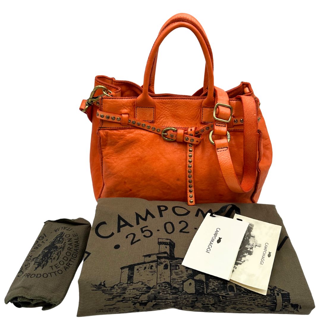 Satchel Campomaggi in pelle arancione; munita di doppi manici e tracolla amovibile e regolabile. Parti metalliche dorate. Completa di dustbag e crema idratante per pelli.