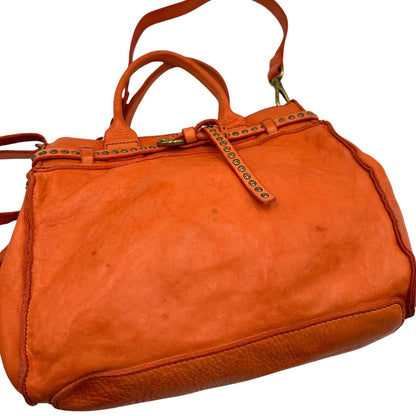 Difetti di una satchel Campomaggi in pelle arancione; munita di doppi manici e tracolla amovibile e regolabile. Parti metalliche dorate. Completa di dustbag e crema idratante per pelli.