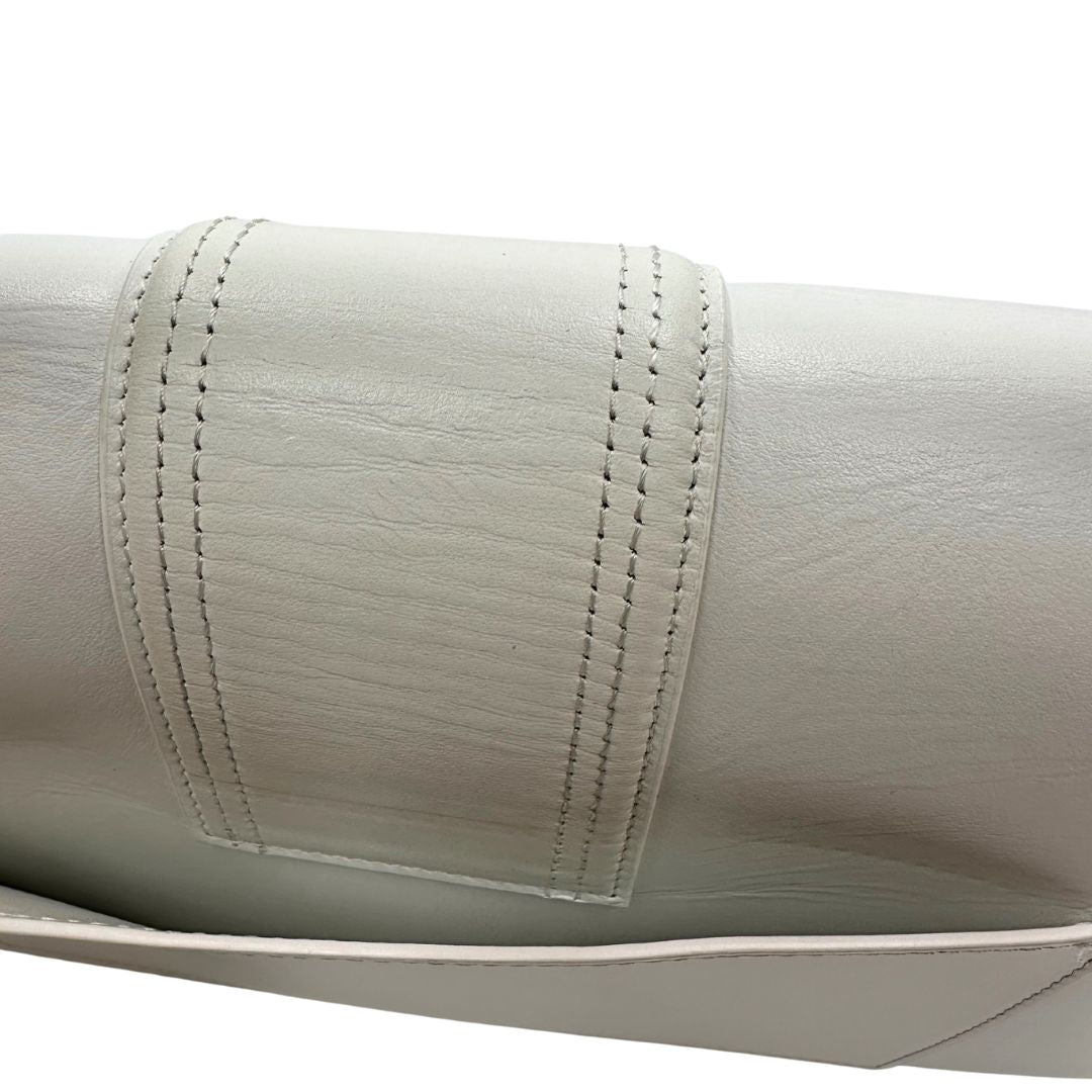 Borsa Jacquemus in pelle bianca con parti metalliche dorate; munita di un manico singolo e una tracolla amovibile. Completa di dustbag  