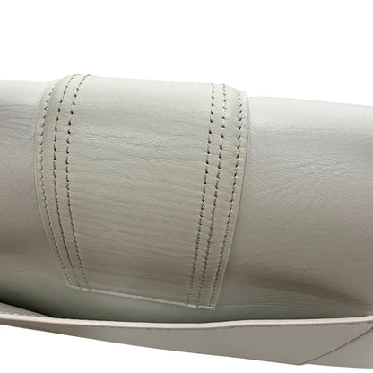 Borsa Jacquemus in pelle bianca con parti metalliche dorate; munita di un manico singolo e una tracolla amovibile. Completa di dustbag  