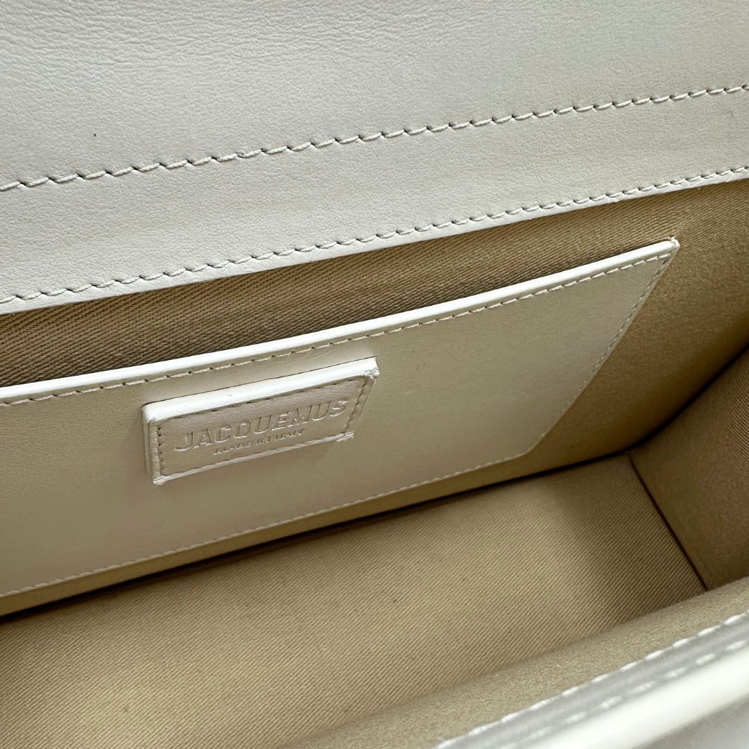interno Borsa Jacquemus in pelle bianca con parti metalliche dorate; munita di un manico singolo e una tracolla amovibile. Completa di dustbag  