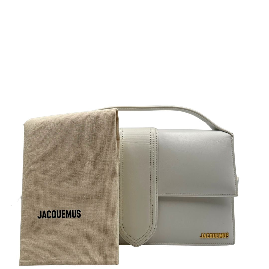 dustbag Borsa Jacquemus in pelle bianca con parti metalliche dorate; munita di un manico singolo e una tracolla amovibile. Completa di dustbag  