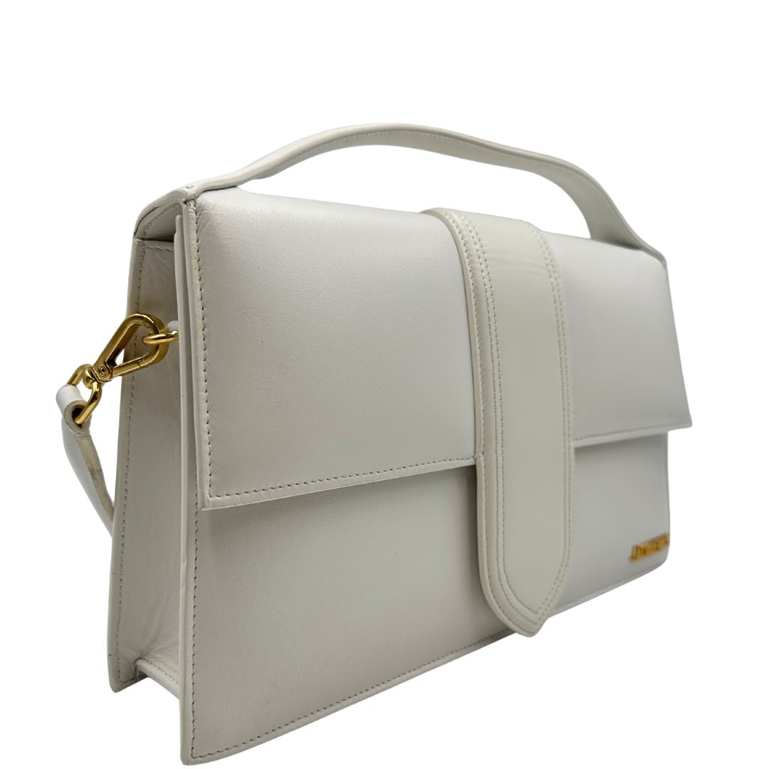 lato Borsa Jacquemus in pelle bianca con parti metalliche dorate; munita di un manico singolo e una tracolla amovibile. Completa di dustbag  