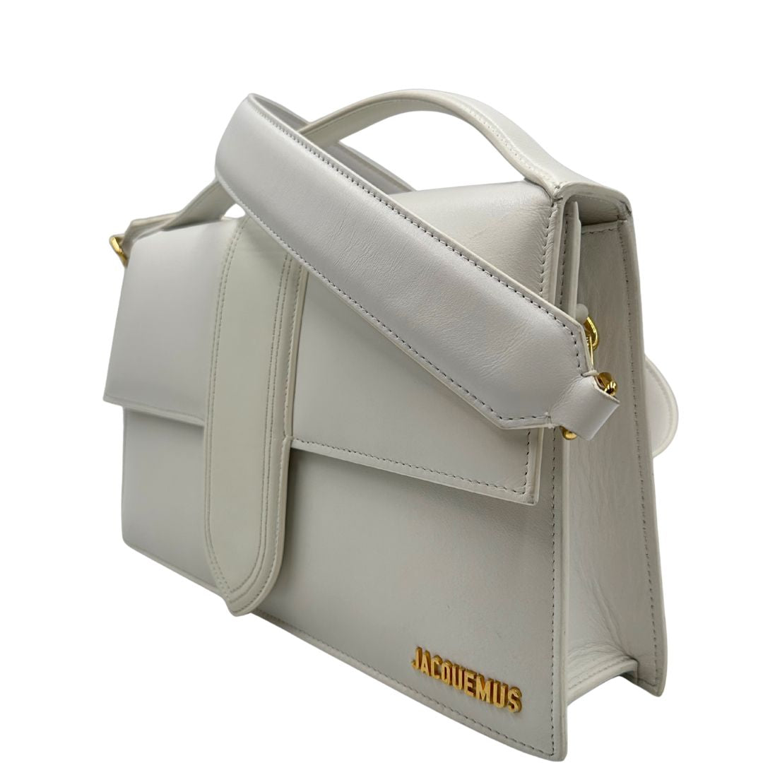 lato Borsa Jacquemus in pelle bianca con parti metalliche dorate; munita di un manico singolo e una tracolla amovibile. Completa di dustbag  