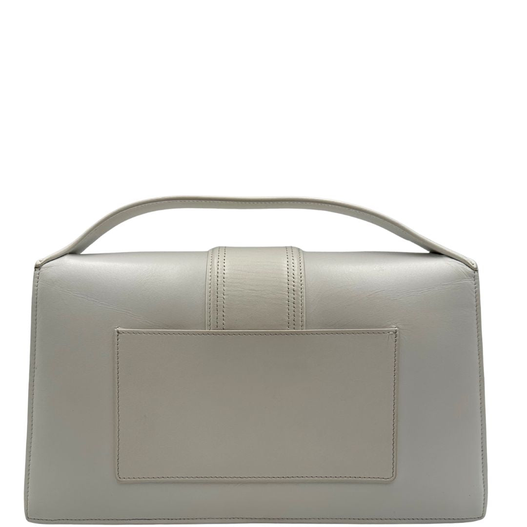 retro Borsa Jacquemus in pelle bianca con parti metalliche dorate; munita di un manico singolo e una tracolla amovibile. Completa di dustbag  