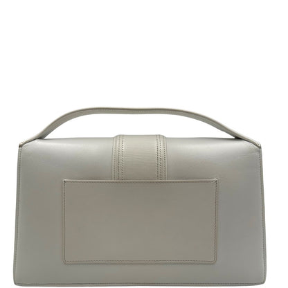 retro Borsa Jacquemus in pelle bianca con parti metalliche dorate; munita di un manico singolo e una tracolla amovibile. Completa di dustbag  