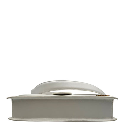 base Borsa Jacquemus in pelle bianca con parti metalliche dorate; munita di un manico singolo e una tracolla amovibile. Completa di dustbag   