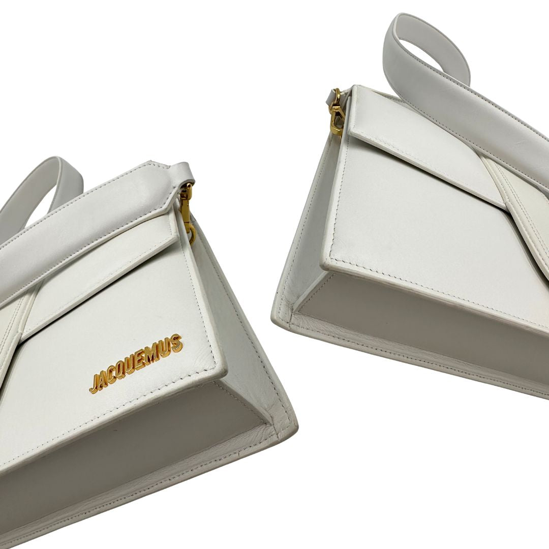angoli Borsa Jacquemus in pelle bianca con parti metalliche dorate; munita di un manico singolo e una tracolla amovibile. Completa di dustbag 