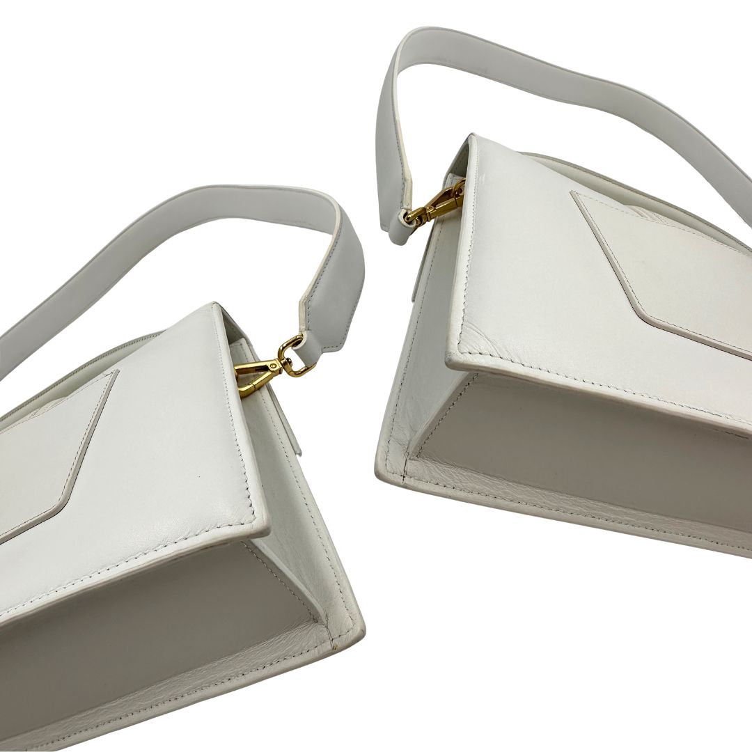 angoli Borsa Jacquemus in pelle bianca con parti metalliche dorate; munita di un manico singolo e una tracolla amovibile. Completa di dustbag  