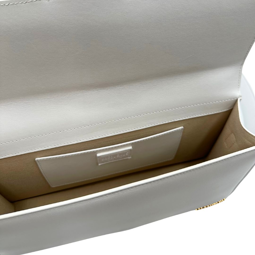 interno Borsa Jacquemus in pelle bianca con parti metalliche dorate; munita di un manico singolo e una tracolla amovibile. Completa di dustbag  
