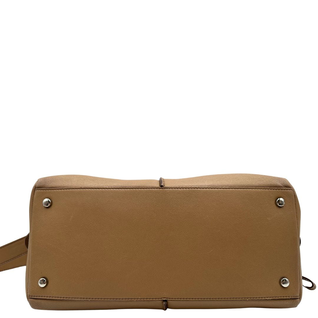 base Bauletto Tod's in pelle color nocciola con parti metalliche argentate; munito di doppi manici stondati e una tracolla amovibile e regolabile 