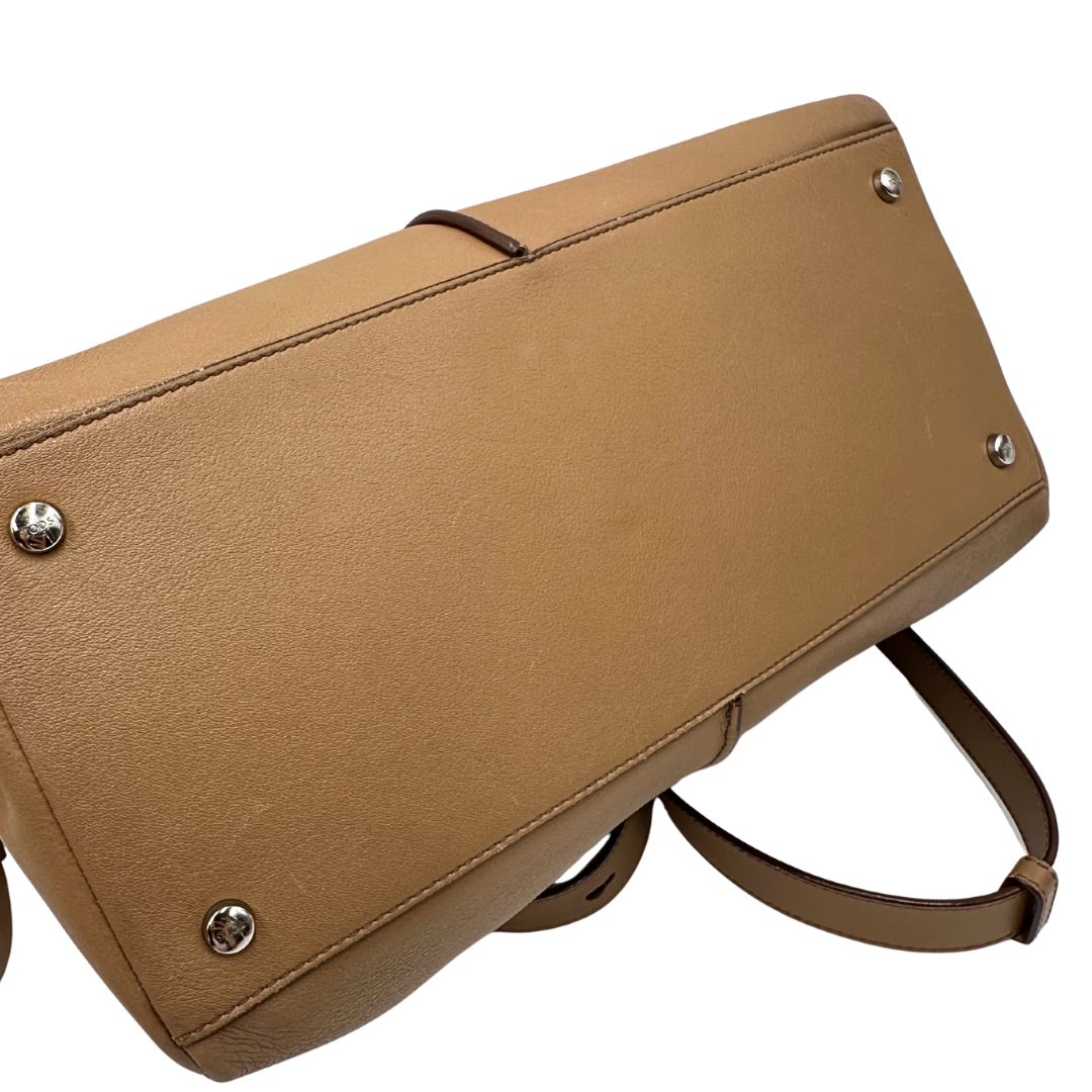 base  Bauletto Tod's in pelle color nocciola con parti metalliche argentate; munito di doppi manici stondati e una tracolla amovibile e regolabile