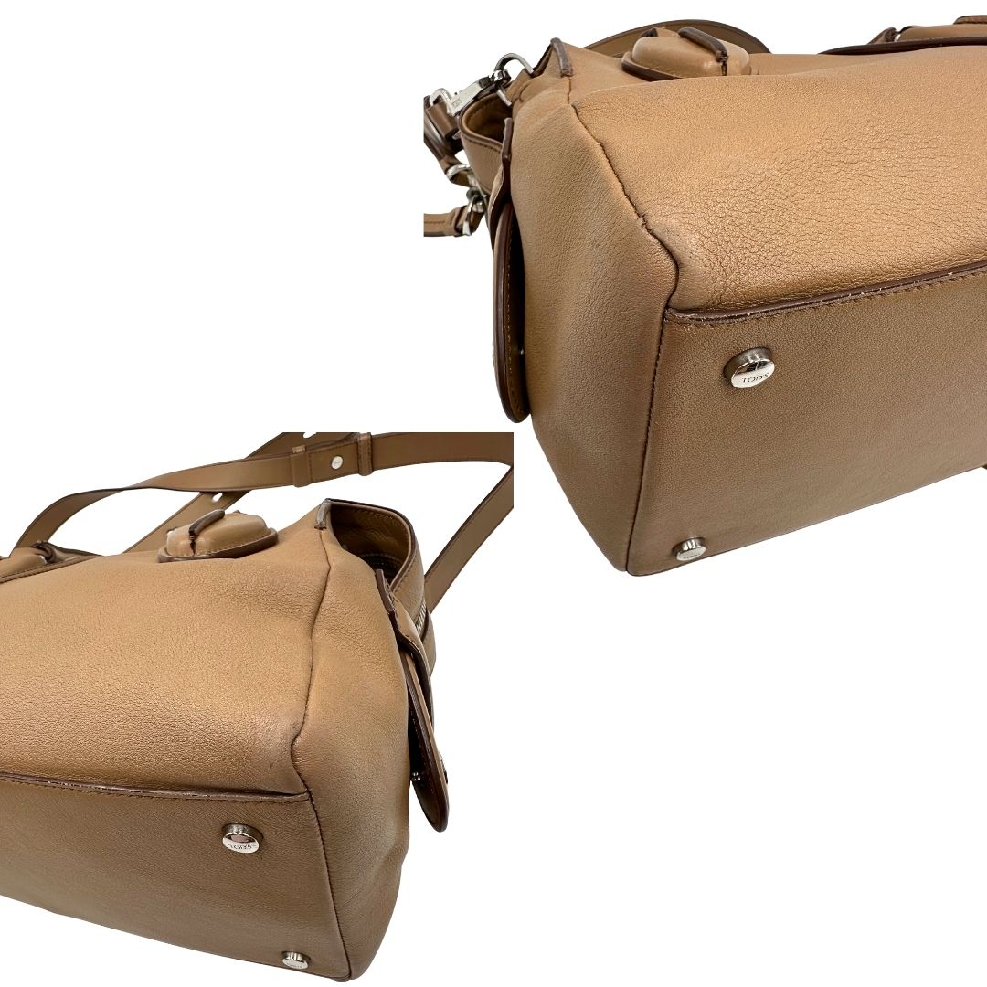 angoli Bauletto Tod's in pelle color nocciola con parti metalliche argentate; munito di doppi manici stondati e una tracolla amovibile e regolabile 