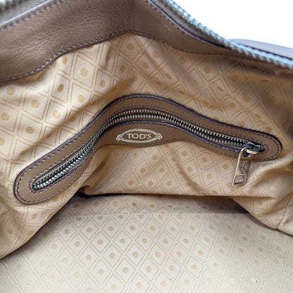 interno Bauletto Tod's in pelle color nocciola con parti metalliche argentate; munito di doppi manici stondati e una tracolla amovibile e regolabile 