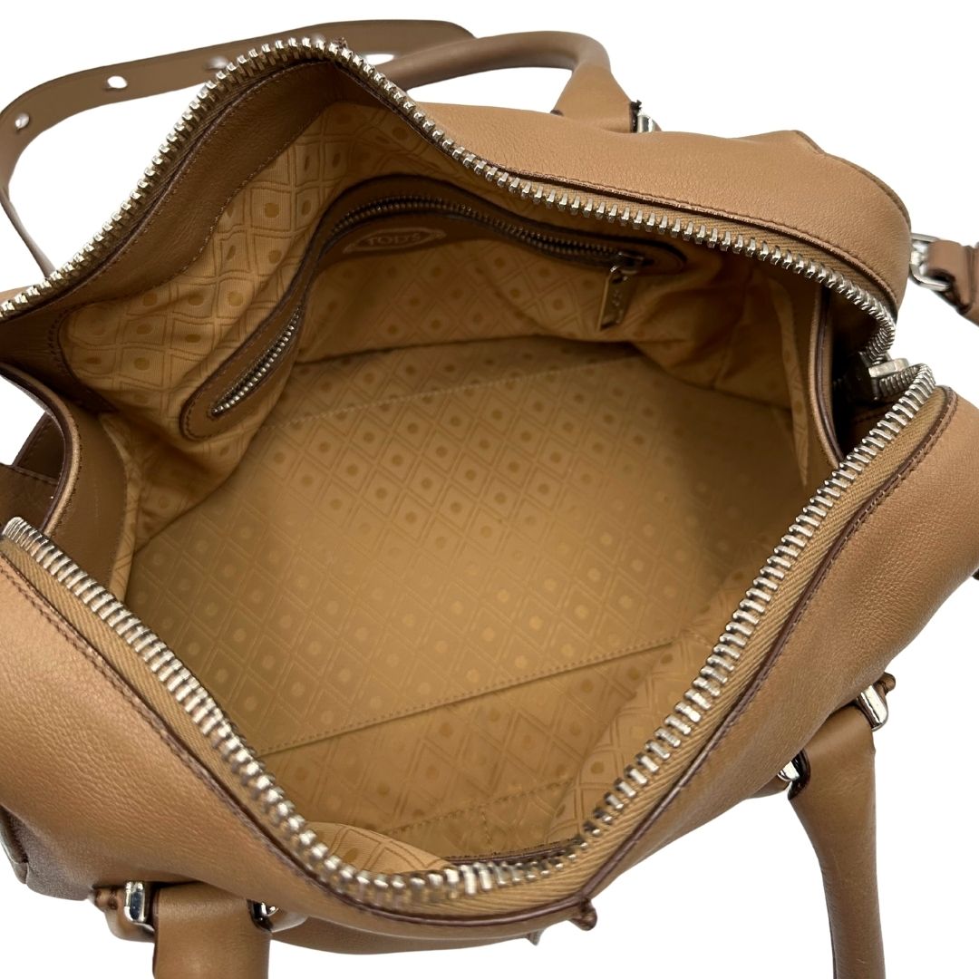 interno Bauletto Tod's in pelle color nocciola con parti metalliche argentate; munito di doppi manici stondati e una tracolla amovibile e regolabile 