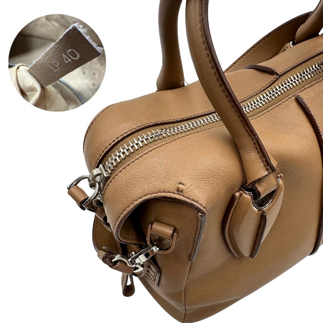 angolo Bauletto Tod's in pelle color nocciola con parti metalliche argentate; munito di doppi manici stondati e una tracolla amovibile e regolabile 
