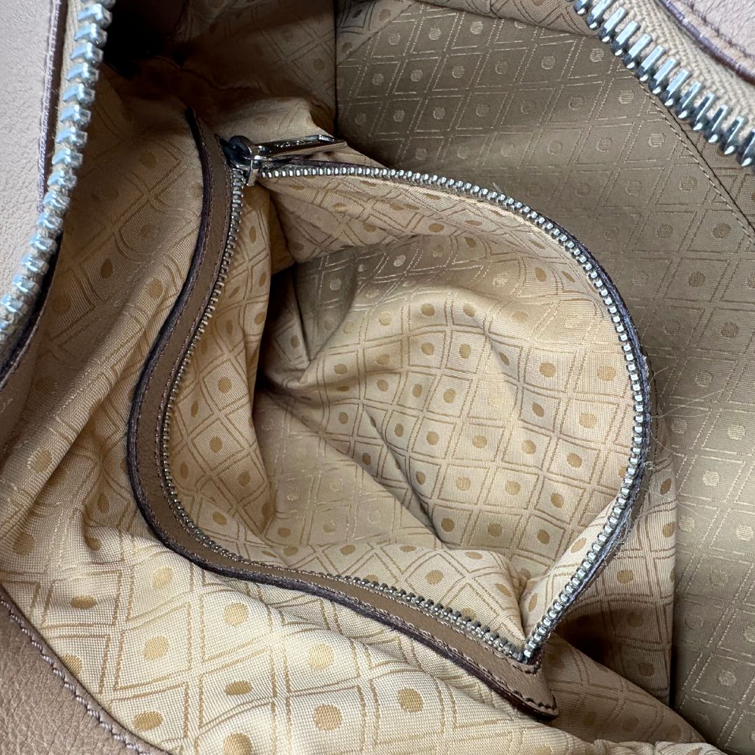 interno Bauletto Tod's in pelle color nocciola con parti metalliche argentate; munito di doppi manici stondati e una tracolla amovibile e regolabile 