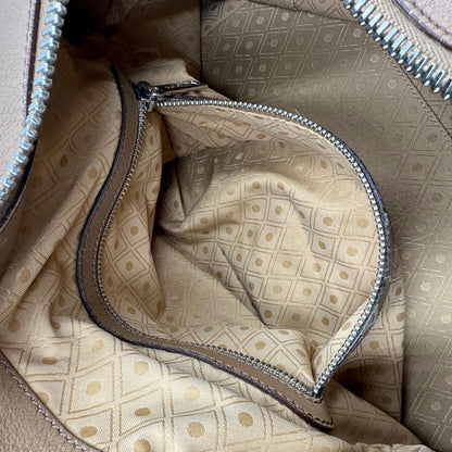 interno Bauletto Tod's in pelle color nocciola con parti metalliche argentate; munito di doppi manici stondati e una tracolla amovibile e regolabile 