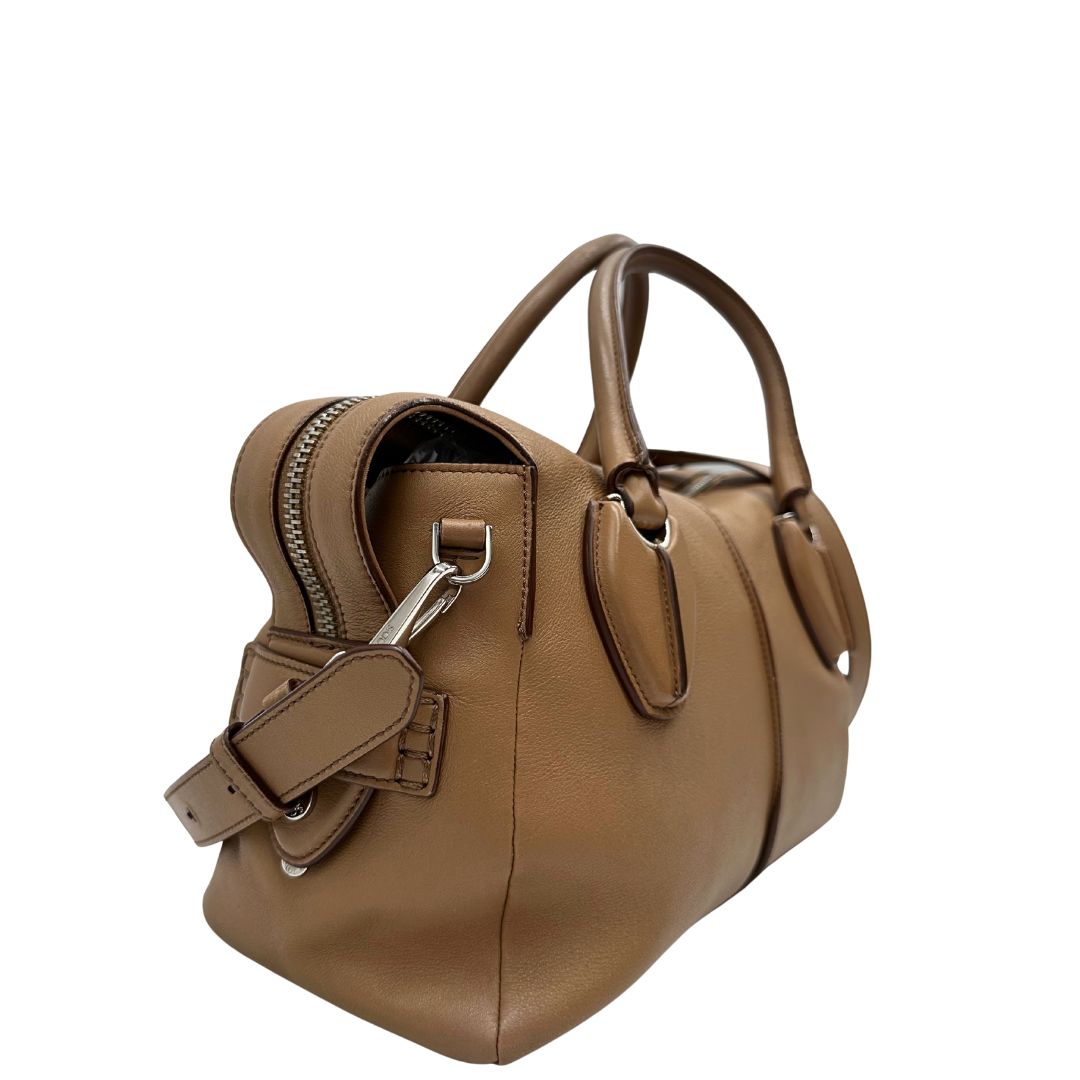 lato Bauletto Tod's in pelle color nocciola con parti metalliche argentate; munito di doppi manici stondati e una tracolla amovibile e regolabile 