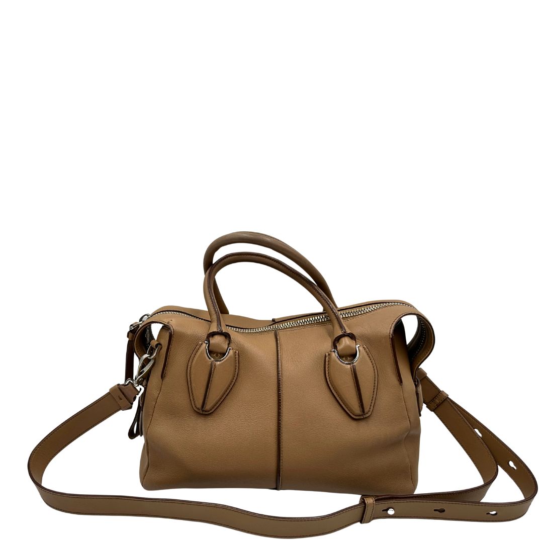 front Bauletto Tod's in pelle color nocciola con parti metalliche argentate; munito di doppi manici stondati e una tracolla amovibile e regolabile 