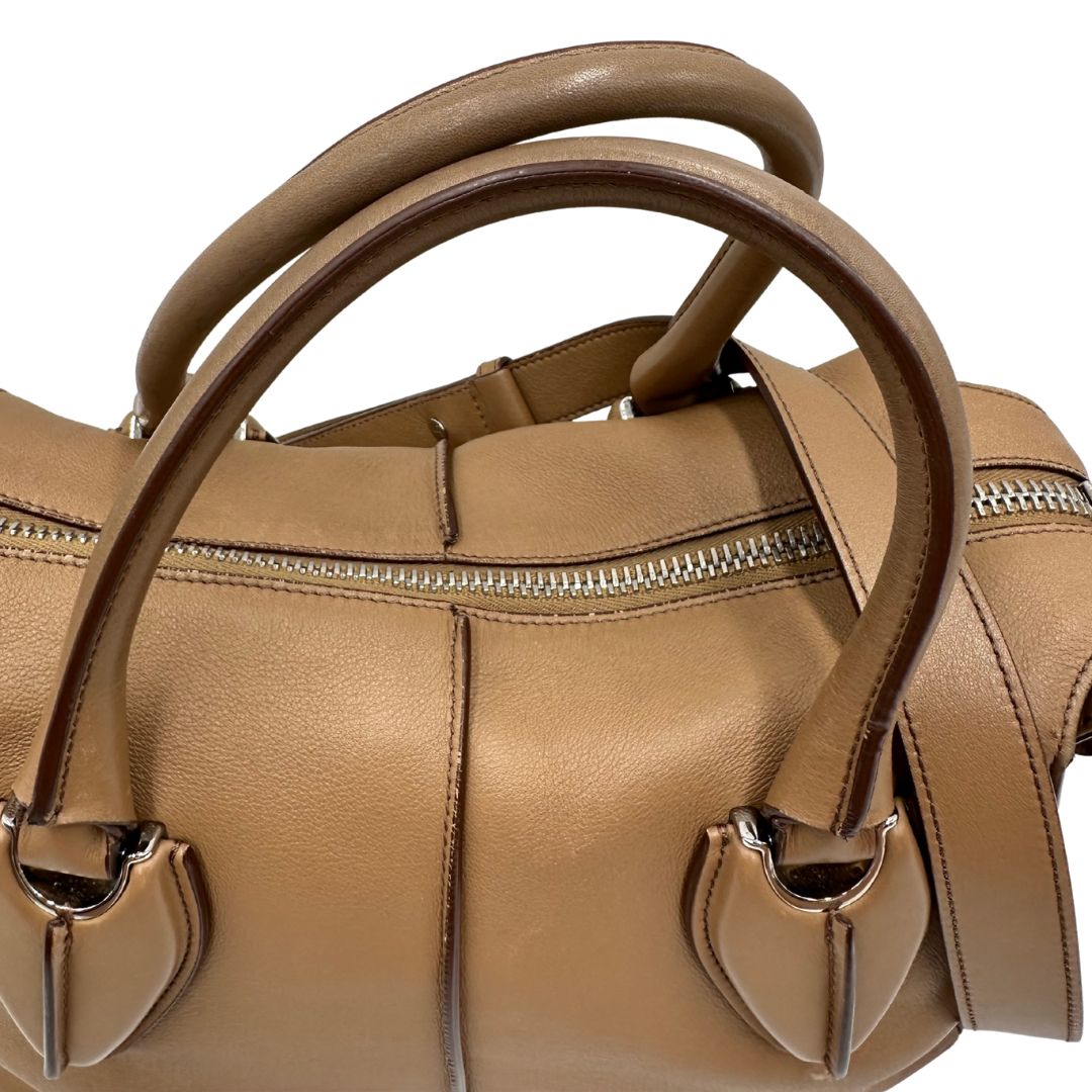 manici Bauletto Tod's in pelle color nocciola con parti metalliche argentate; munito di doppi manici stondati e una tracolla amovibile e regolabile 