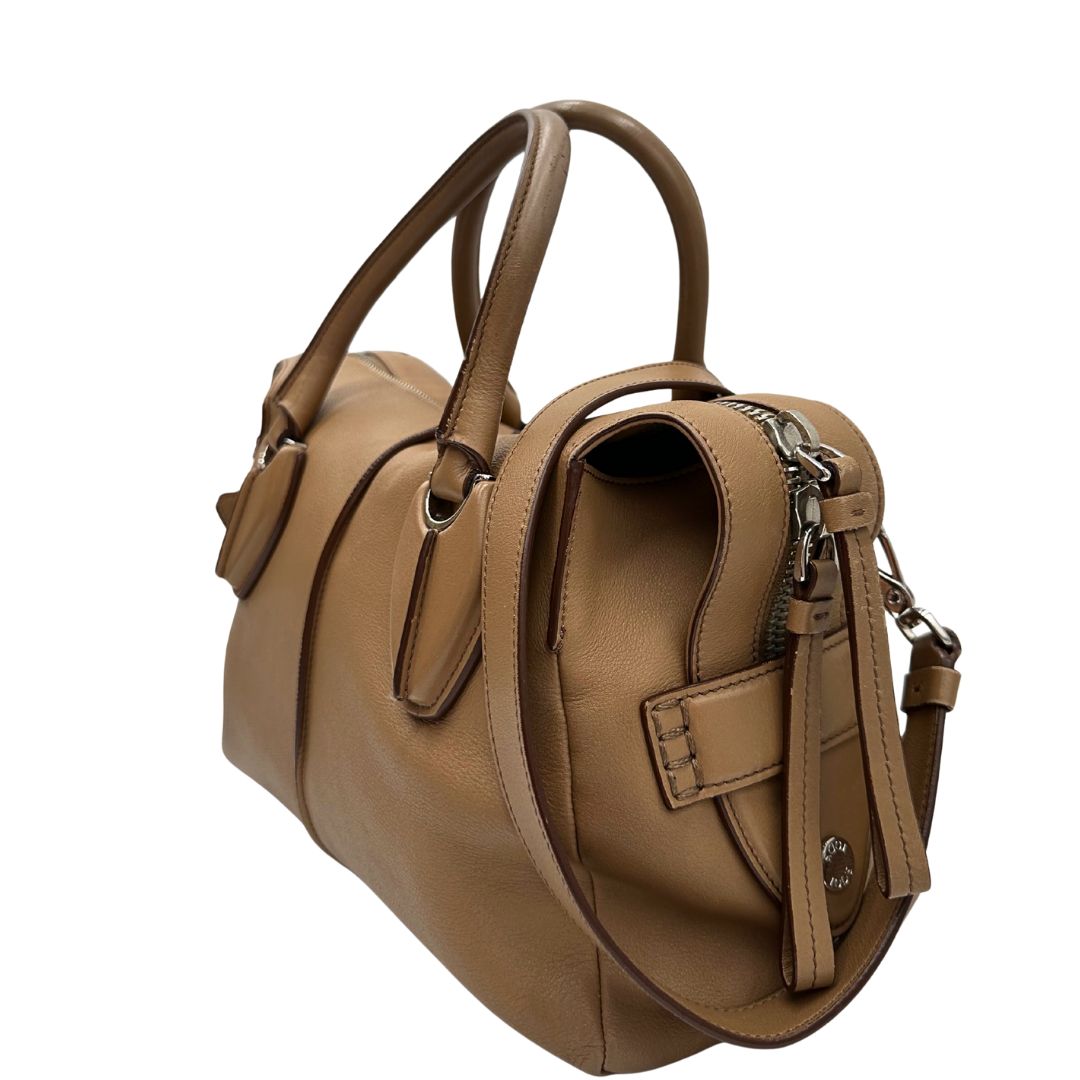 lato Bauletto Tod's in pelle color nocciola con parti metalliche argentate; munito di doppi manici stondati e una tracolla amovibile e regolabile 