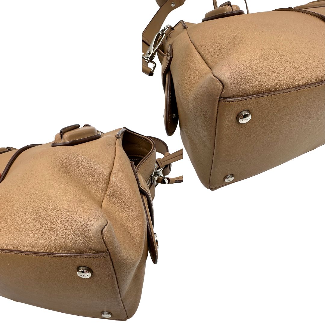 angoli Bauletto Tod's in pelle color nocciola con parti metalliche argentate; munito di doppi manici stondati e una tracolla amovibile e regolabile 