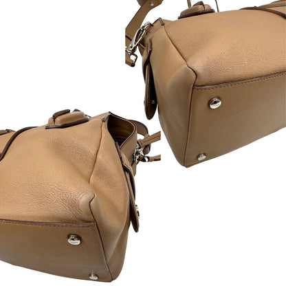 angoli Bauletto Tod's in pelle color nocciola con parti metalliche argentate; munito di doppi manici stondati e una tracolla amovibile e regolabile 