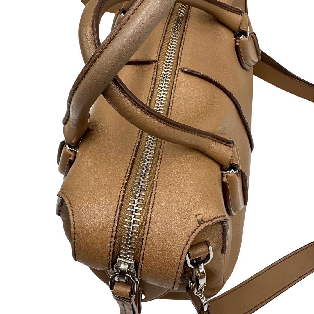 cerniera Bauletto Tod's in pelle color nocciola con parti metalliche argentate; munito di doppi manici stondati e una tracolla amovibile e regolabile 