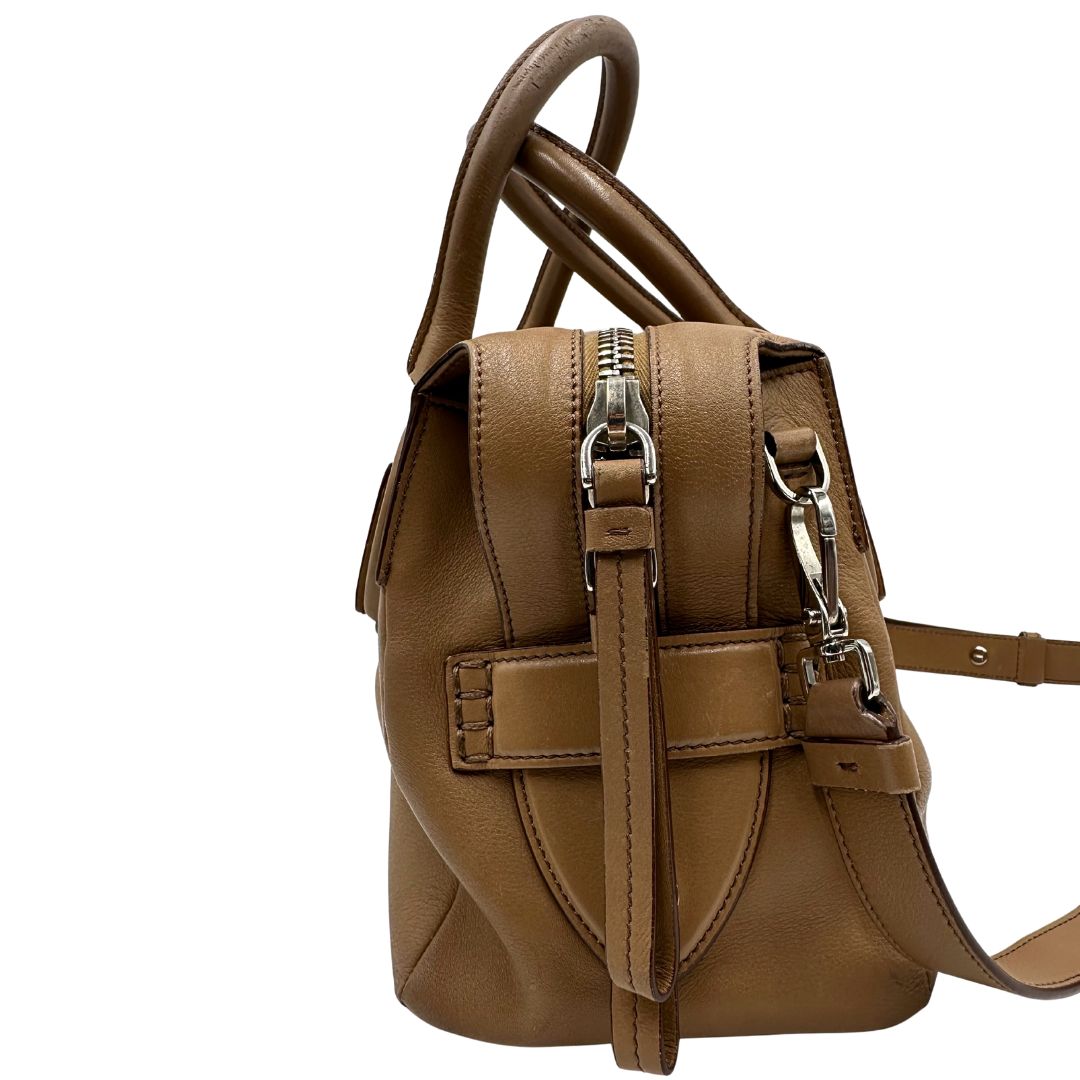 lato Bauletto Tod's in pelle color nocciola con parti metalliche argentate; munito di doppi manici stondati e una tracolla amovibile e regolabile 