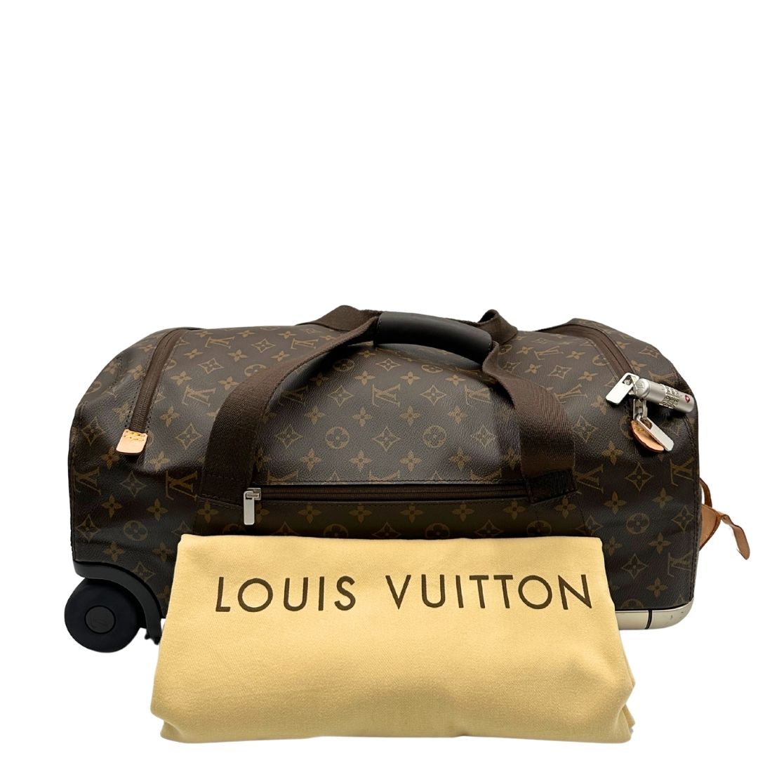 Borsone Louis Vuitton Horizon Soft Duffle 55 in canvas marrone monogram con dettagli in vacchetta naturale e parti metalliche argentate. Munito di doppi manici in tessuto e un manico singolo in vacchetta. Completo di dustbag. Originale, usato, in condizioni ottime. 