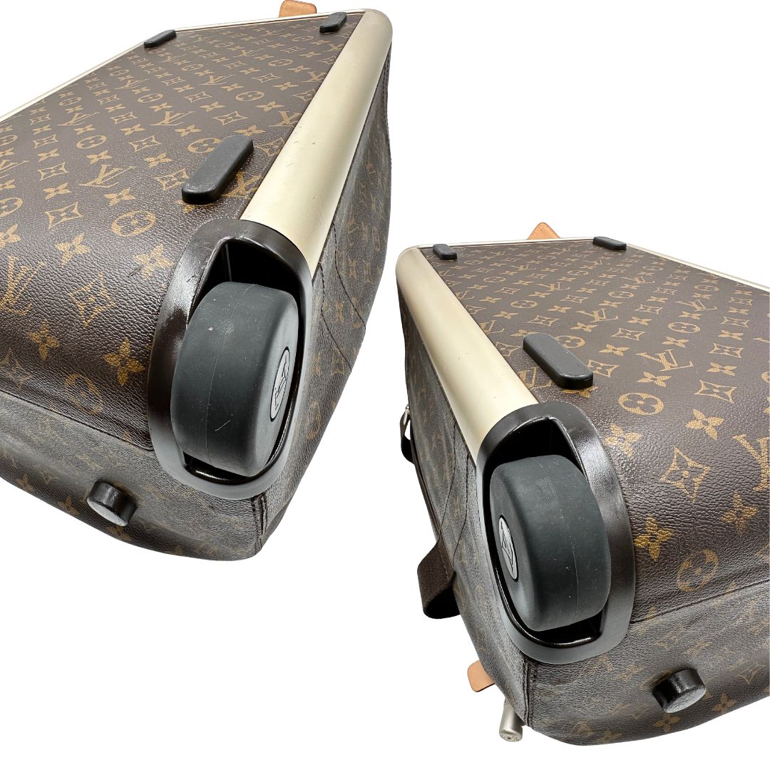 Borsone Louis Vuitton Horizon Soft Duffle 55 in canvas marrone monogram con dettagli in vacchetta naturale e parti metalliche argentate. Munito di doppi manici in tessuto e un manico singolo in vacchetta. Completo di dustbag. Originale, usato, in condizioni ottime. 